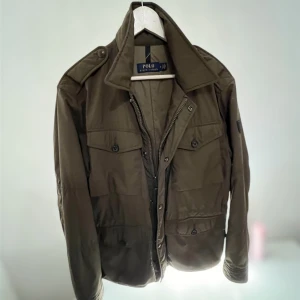 Ralph Lauren Jacket - Säljer en snygg fodrad jacka från Polo Ralph Lauren i storlek M | Perfekt vår- och höstjacka🌿| Priset är ej hugget i sten 💰 | Vid frågor är det bara att höra av sig 🤩