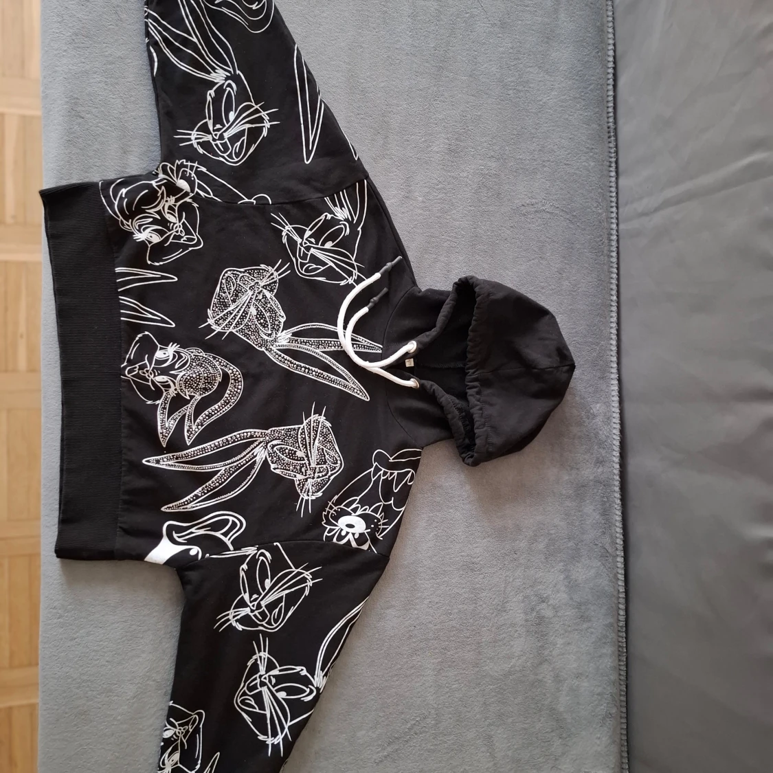 Svart hoodie med tryck