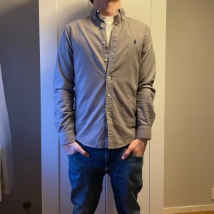 Ralph lauren skjorta - En riktigt fet skjorta från ralph lauren. Skjortan är helt ny endast testad. Den är slim fit och storlek s. Nypris ca 1700 kr mitt pris 499 hör av er vid frågor.