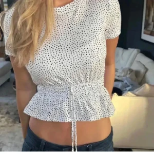 Prickig topp zara - Jättefin topp som inte säljs längre från zara 😍 Lappen är tyvärr bortklippt men den är i storlek S