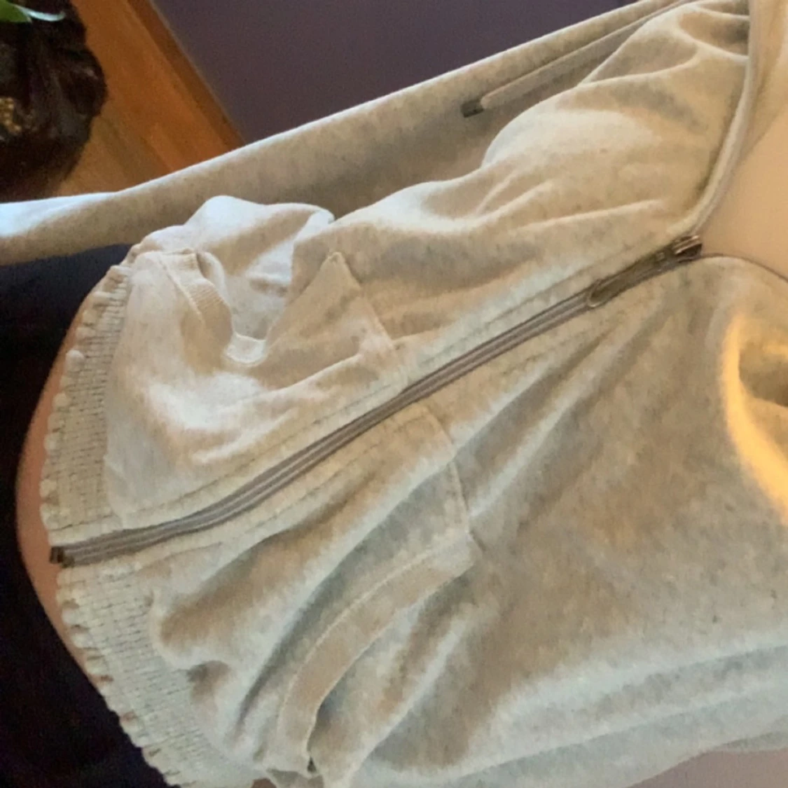 Grå hoodie med dragkedja