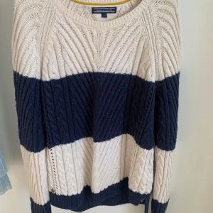 Randig stickad tröja från Tommy Hilfiger - Passar för storlek S