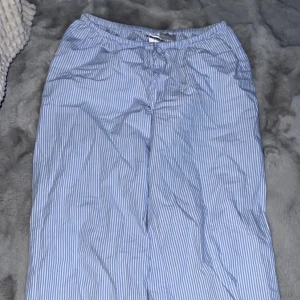 Blå- och vitrandiga byxor - Säljer ett par blå- och vitrandiga low waist  pyjamasbyxor, supersköna! säljer för att de är för korta