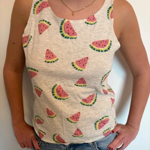 Grått linne med vattenmeloner - Bra skick!