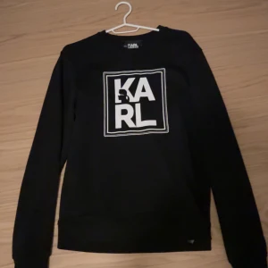 Karl Lagerfield  - Tröja helt ny ny pris runt 1,2-1,4