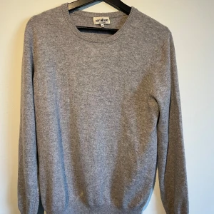 Soft goat kashmir - Tjena, säljer denna kashmir tröja från det trendiga märket Soft goat. Storlek Medium. Endast använd några gånger Cond: 6/10. Nypris: 2299kr. Hör av er vid minsta fundering//Vilmer  