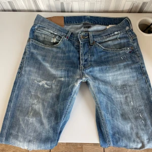 Dondup George  - Tjena, säljer mina Dondup Jeans i den trendiga modellen George. Jeansen i bra skick, har dock en lagning i skrevet( självklart gjort hos skräddare) Nypris: 3200kr, hör av er vid minsta intresse//Anton 