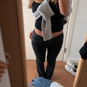 Svarta jeans med låg midja - Snygga svarta lågmidjade jeans. De är inte bootcut utan straight leg, sjukt snygga men använder ej längre 