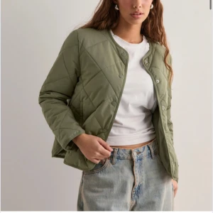 Grön quiltad jacka - Grön quiltad jacka från nelly i S! Använd en gång i toppen skick🫶🏻 nypris 700kr