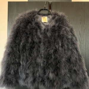 Grå pälsjacka från Polo Bello - Säljer denna fjäder jackan ifrån polo bello, använt två gånger så väldigt bra skick. Perfekt nu till våren då den har silkes material inuti💗