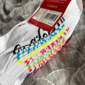 Vita strumpor med Coca-Cola-tryck - Säljer ett 7-pack vita strumpor med Coca-Cola-tryck i rött. Strumporna har en klassisk design med märkets ikoniska logga längs sidan. Perfekta för den som älskar retrostil och vill ha något unikt i garderoben. Storlek 43-46 