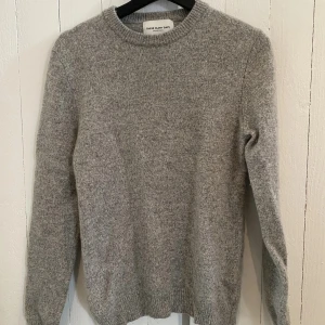 These glory days tröja - Stickad these glory days tröja i fint skick. Storleken är xs och skicket 7,61. Lite stickig med det är trots allt en stickad tröja. Den är lite luddig/band som sticker ut typ/ vid ärm öppningen eller vad man ska säga. Annars riktigt skön och varm 🥵 och go till våren. 199 kr för denna skapelse för att det ska kännas billigare annars kan vi diskutera pris till något som känns ännu billigare!!!! Om det finns någon fråga som vad mening med livet är så är det bara och kontakta mig.