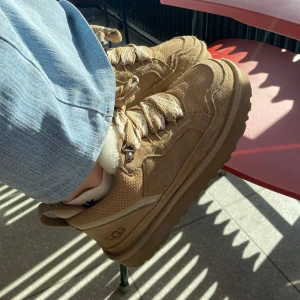Uggs lowmel  - Kollar intresset på mina uggs lowmel i färgen Sand. De har blivit lite blå på sidorna vilket jag ska kolla om jag får bort så skriv gärna om du vill se egna bilder! Priset går absolut att diskutera ☺️