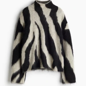 Zebra tröja - Säljer denna så snygga tröja från hm! HELT slutsåld! I nyskick och endast använd 3 gånger🙌🏼💞