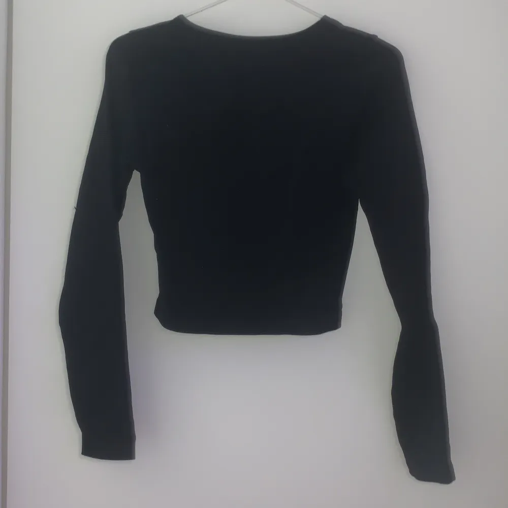 Säljer en stilren svart långärmad topp från Primark. Perfekt för en enkel och elegant look. Toppen har en normal passform och är tillverkad i ett mjukt material.. Neuletakit & Villapaidat.