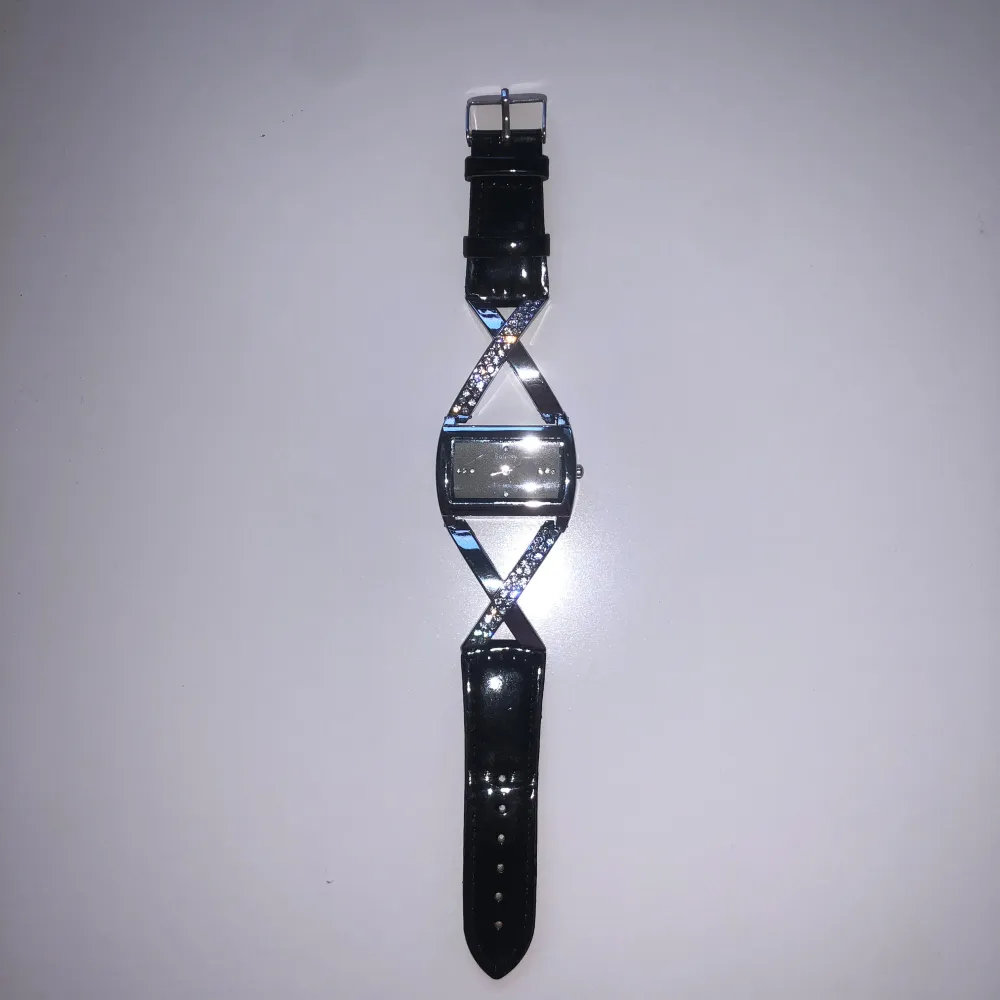 Aldrig använd 🥰 passar även folk med mindre handleder då man kan göra den ganska liten! Klockan verkar inte funka men supersnygg som bara en accessoar 😋. Asusteet.