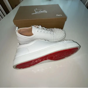 Vita Christian Louboutin skor - Vita loubs i storlek 44, kom med bud!