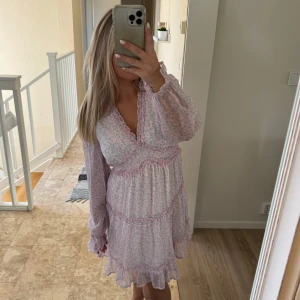 Klänning  - Säljer denna klänning från vero Moda då den aldrig kom till användning, prislapp kvar 