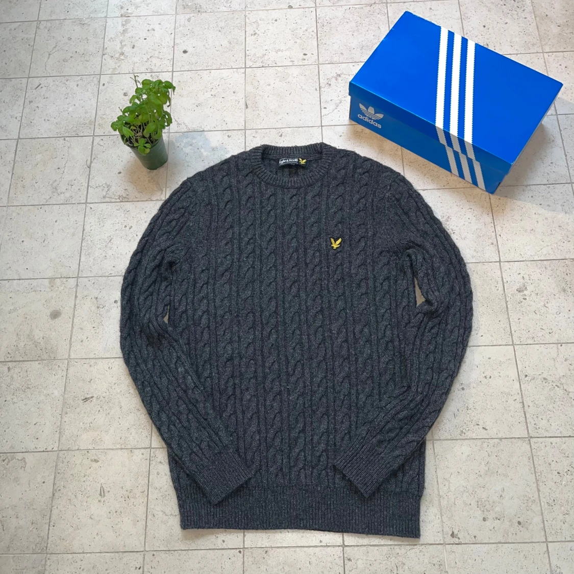 Mörk blå stickad tröja från Lyle and Scott