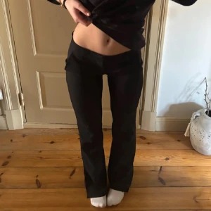 Kostymbyxor med slits - Snygga Lågmidjade kostymbyxor med slits, jättefint skick💓