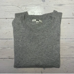 100% kashmir tröja Uniqlo - Jävligt najs tröja i 100% kashmir från Uniqlo i nyskick, skriv vid fråga 👍 🙌 