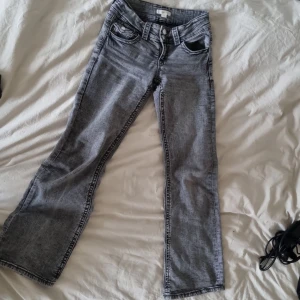 Grå jeans från Gina Tricot - Snygga grå jeans från Gina Tricot i storlek 152. De har en klassisk femficksdesign och en bekväm passform. Jag säljer byxorna för att jag tycker inte att byxorna passar mig.