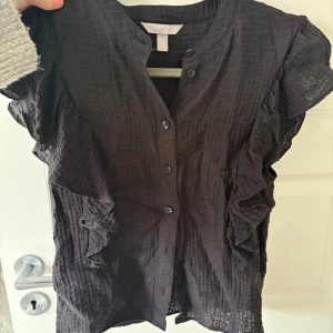 Blus/topp  - Blus/topp från HM, använd någon gång så i väldigt fint skick! Det är XS men mer som en S skulle jag säga , kom med prisförslag☺️