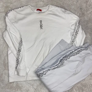 Vit svart Hugo tracksuit passar även L - Kläderna ser olika färger ut men det är samma tracksuit. Byxorna har lite fläckar.