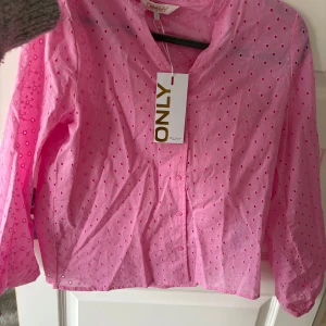 Blus med broderi - Blus från Only, aldrig använd endast testad ! Behövs strykas men annars i perfekt skick ☺️kom med prisförslag ☺️