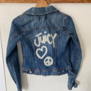 juicy couture grafittijacka😽😽 - såå snygg juicy couture jeansjacka!! köpt i kanada på vintagebutik och är i fint skick!! säljer då jag själv aldrig använder den, den är strl S/XS. kommer va underbar till sommaren!!💞💞