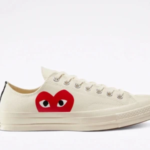Converse Comme des Garçons  - Snygga vita skor perfekta inför sommaren. Skorna är en collab mellan convese och cdg. Skorna är i bra skick, ta kontakt för flera bilder. Ny pris ungefär 1500, kvitto och box finns. Köpta på NK i Stockholm. Mitt pris är 1099kr vid snabb affär kan priset diskuteras!  