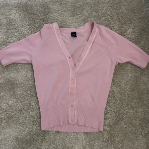 Kortärmad kofta  - Superfin rosa kortärmad kofta. Passar xs-s