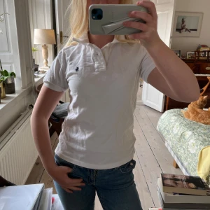 Vit kortärmad t-shirt från Ralph Lauren - Säljer en stilren vit kortärmad t-shirt från Ralph Lauren. Perfekt för en classy outfit eller för en dag på golfbanan🤍💐