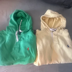 Två hoodies från Ralph Lauren - Säljer två snygga hoodies från Ralph Lauren. En i mintgrön och en i ljusgul, båda med broderad logga på bröstet. Perfekta för en avslappnad stil med en skön passform och justerbar huva. Pris är 1000 för båda