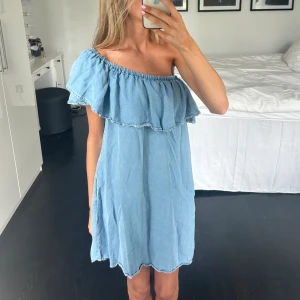 Klänning  - Så söt off sholder klänning från Zara, storlek S💙