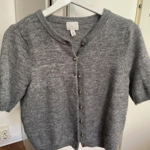 Stickad tröja - En grå stickad tröja ifrån h&m i storlek M.