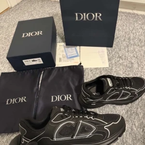 Christian dior b30 skor - säljer dessa skor som är i nyskick, priset kan diskuteras vid snabb affär och dem är riktigt sköna och fina! Perfekta nu mot våren/ sommar. Jag skulle säga att skicket är 9/10. Så ni vet så tillkommer ej box eller något annat då jag har gett bort det till min storebror. Hör Av er om ni har några funderingar.