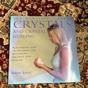 Crystals and Crystal Healing - Boken 'Crystals and Crystal Healing' av Simon Lilly erbjuder praktiska råd om val och vård av kristaller, övningar och visualiseringar för kristallhealing, samt tekniker för att använda kristaller för avslappning och koncentration.