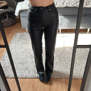 Svarta skinnbyxor - Snygga svarta skinnbyxor med hög midja och straight passform från HM
