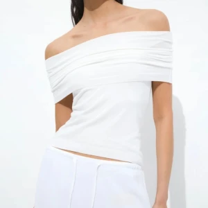 Vit offshoulder topp - Snygg vit offshoulder topp, endast testad🤍