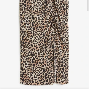 Leopardmönstrad kjol - Snygg leopardmönstrad kjol med slits. Jättefin men passar tyvär inte längre