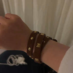 Brunt läderarmband med nitar - Snyggt brunt armband med guld detaljer 💕