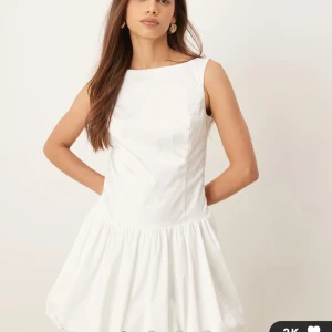 Vit ärmlös klänning - Superfin vit ärmlös klänning med öppen rygg och knappar i ryggen.                                                                Säljer eftersom den inte passade mig, aldrig använd 💗                                                                            Nypris: 1029kr