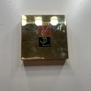 Ögonskugga Duo från Yves Saint Laurent - Har tyvärr tappat bort aplicatorna men annars i ganska bra skick. Pris kan diskuteras 