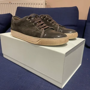 Lanvin Elephant gray - Säljer ett par gråa Lanvins som passar till allt, riktigt feta och cleana skor.  I övrigt bra skick men mer slitna än på bild och hål under skon. UK.7 (41-43) Fås med box, dustbags och extra snören! BVSA