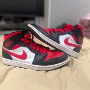 Jordan 1 mid  - Säljer dessa gammla Jordan 1s som jag inte har andvändning för längre för att de är för små! Nypris 1300kr.