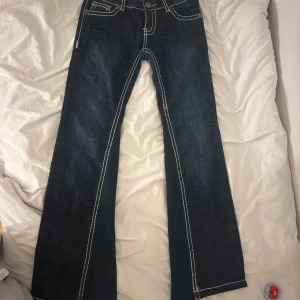 Mörkblå jeans från M. Nana Jeans - Säljer världens finaste lågmidjade jeans! De var från början skinny jeans som jag noggrant gjort utsvängda! Har sytt i flera år så det har gjords noggrant och bra! Det står att jeansen är stl L men de är små i storleken så de passar stl S/M.  Midjemåttet: ca 36 cm Innerbenslängden: ca 82 cm  Benbrädd: ca 26 cm