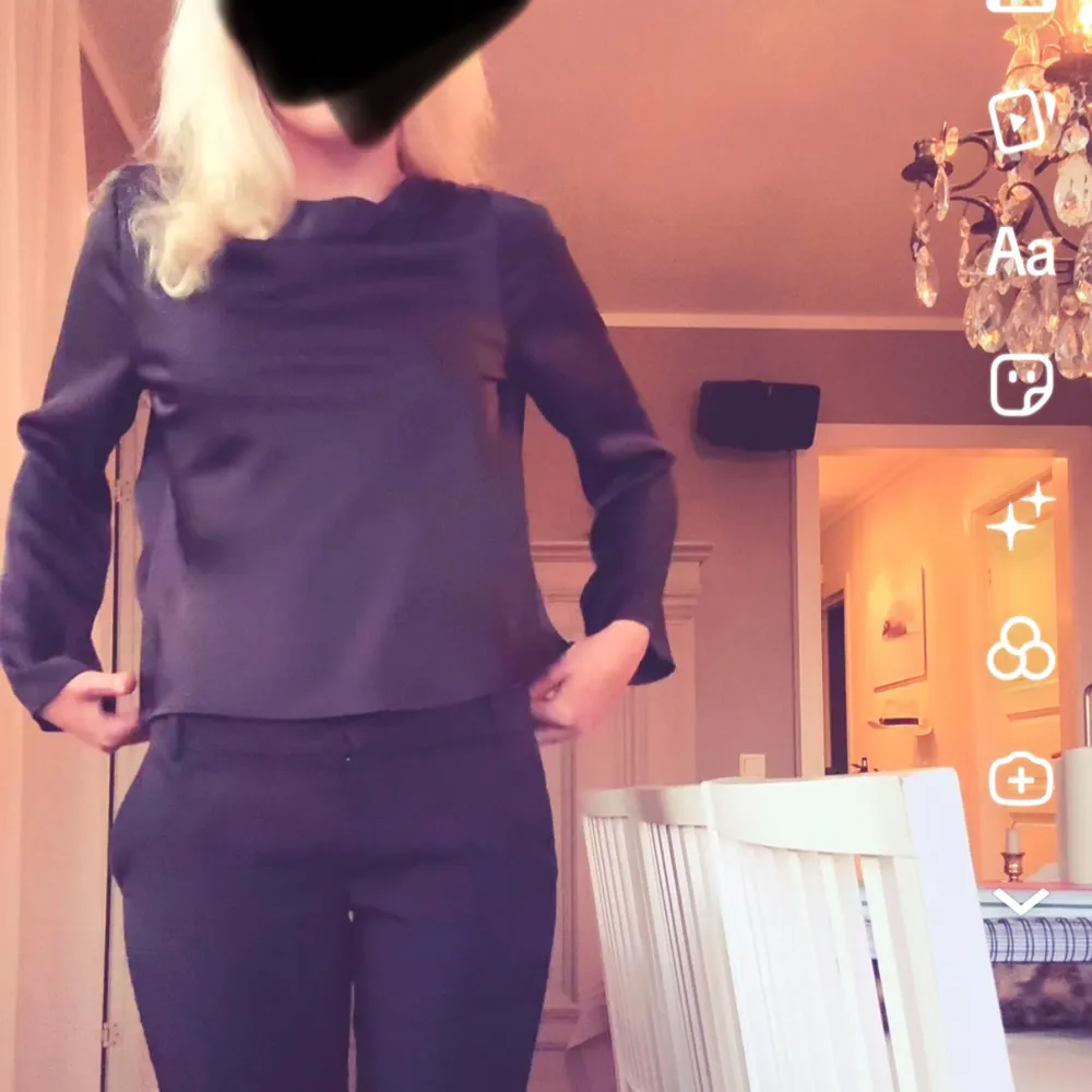 svart satinblus med öppen rygg från gina! jättefint skick och säljs inte längre❤️. Puserot.