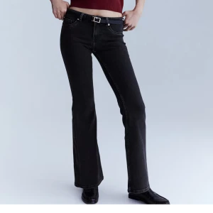 Slutsålda Lågmidjade Svarta bootcut jeans - Snygga svarta bootcut jeans med lågmidja och dragkedja. Perfekta för en stilren look. De har klassiska femfickorsdesign och är tillverkade i ett slitstarkt material.