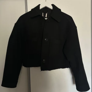 Kort kappa från H&M - Kort kappa använd fåtal gånger 